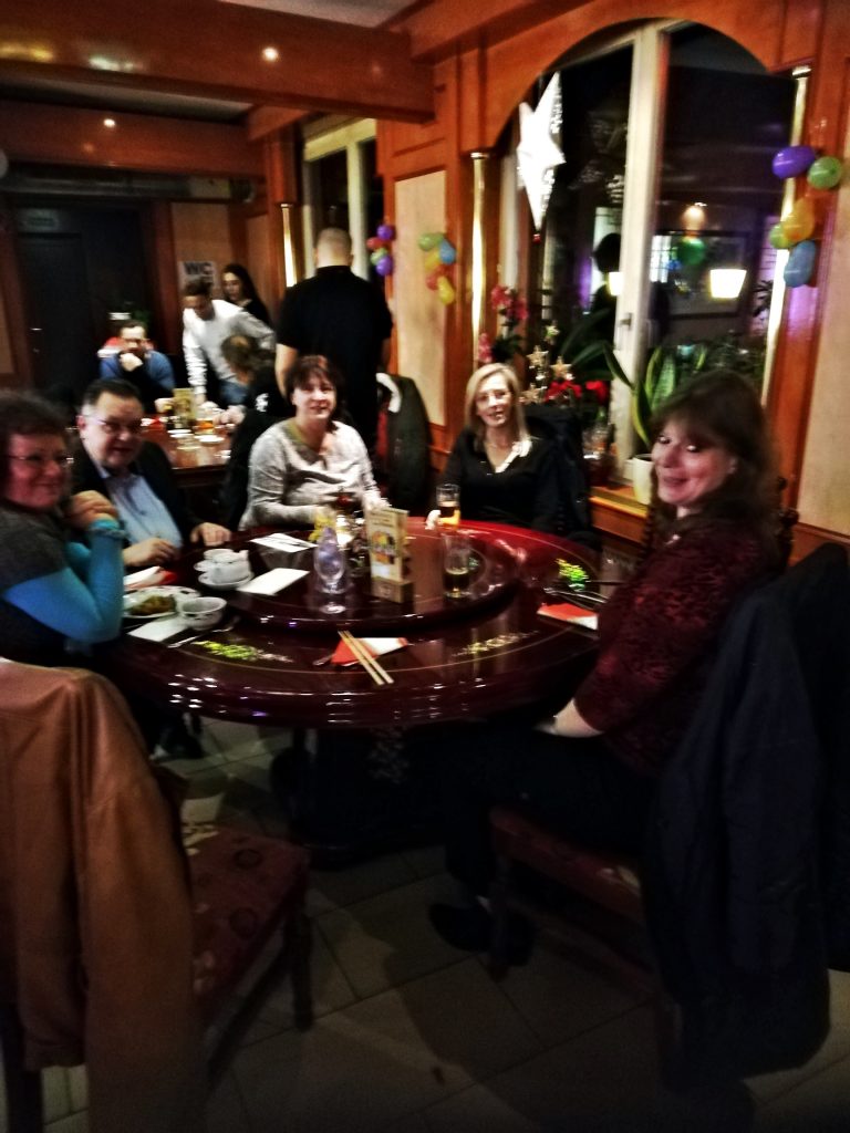 Singlewanderland und jetztaberlos sitzen zu sechst beim Essen Heiligabend im China-Restaurant Mongolei in Wandsbek.  Stimmung gut, Essen gut, schöner Abend