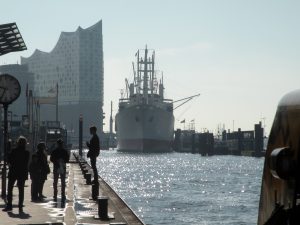 Der Hafen mit Elbphilharmonie im Morgendunst, aufgenommen zum Beginn der Fährfahrt wur Wanderung ab Cranz