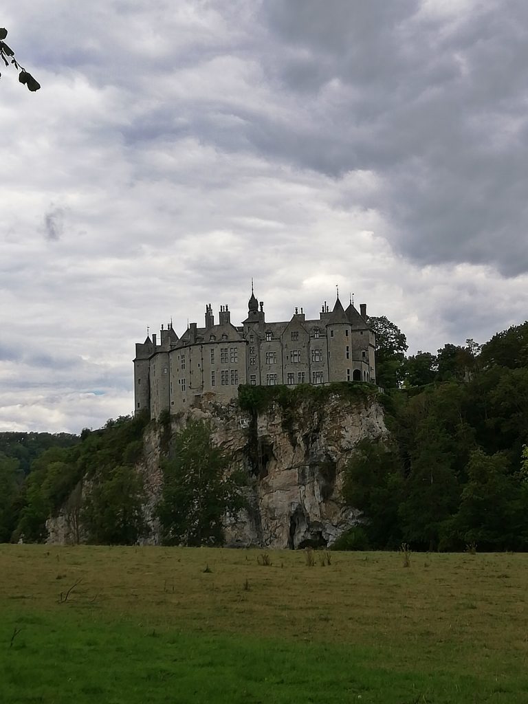 Das Chateau de Walzin aus der Ferne. Es ist leider nicht zugänglich. Imposanter Anblick