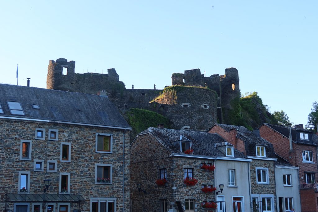 die Stadt La Roche mit der oben thronenden Burg