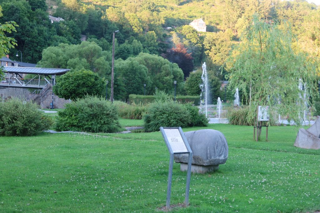 Park in La Roche mit vielen Skulpturen. 